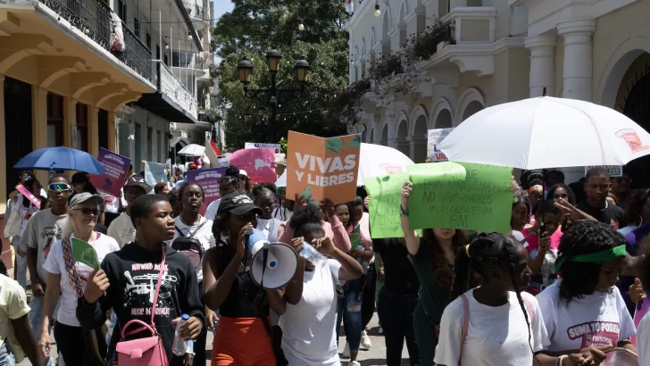 Activistas marchan para exigir políticas orientadas a proteger a las mujeres y niñas