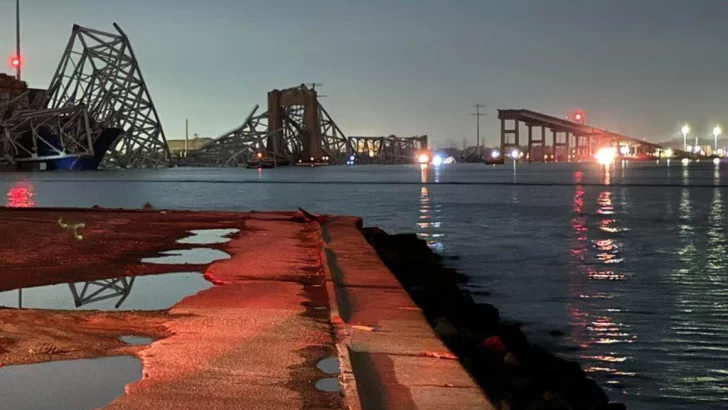 Momento en el que carguero choca con puente en Baltimore