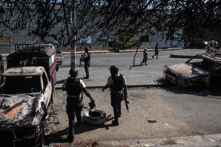 Hedor a muerte, tiroteos, saqueos y más secuestros en una nueva jornada en Haití