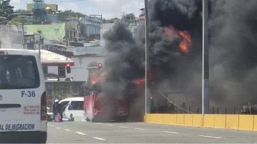 Autobús se incendia en el puente flotante sobre el río Ozama