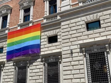 Polémica en una iglesia católica de Sevilla tras un cura colocar la bandera LGTBIQ durante eucaristía