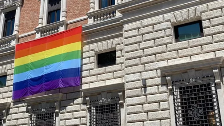 Polémica en una iglesia católica de Sevilla tras un cura colocar la bandera LGTBIQ durante eucaristía
