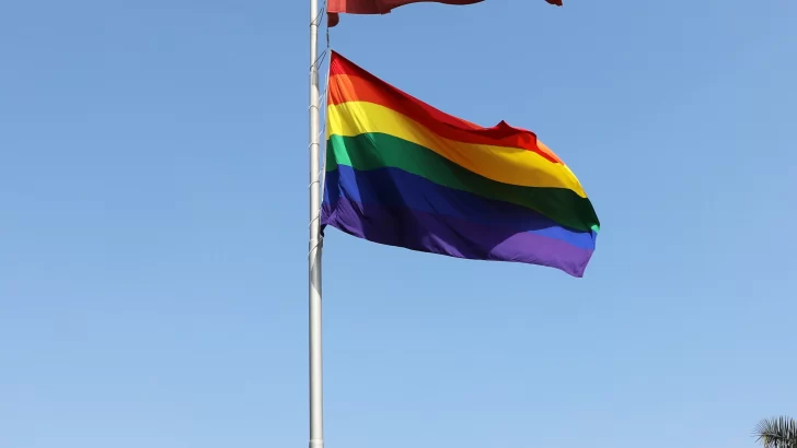 Congreso de EEUU marcha hacia la prohibición de la bandera del orgullo LGTBIQ en embajadas