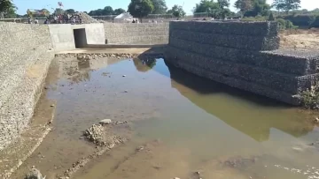 Haitianos reportan que río fronterizo esta casi sin agua y así su canal está secándose