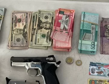 Autoridades confiscan arma y dinero a un hombre en SFM