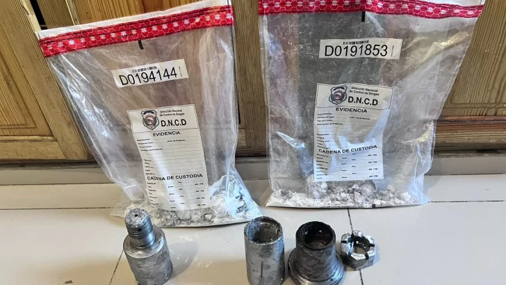DNCD encuentra cocaína en latas de leche y una pieza de vehículo en el AILA
