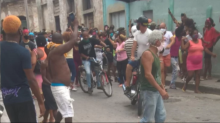 Cientos protestan en Santiago de Cuba por falta de comida y apagones; gobierno acusa a los 'enemigos de la revolución'