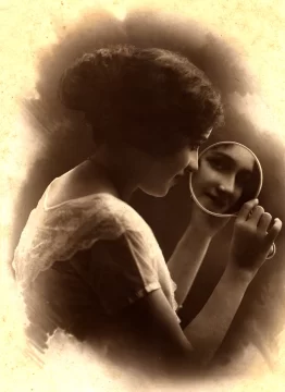 Delia-Weber-el-espejo-y-su-rostro-reflejado.-©-Alfredo-Senior.-1923-530x728