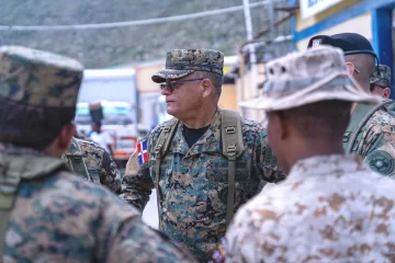 El-comandante-general-Carlos-Onofre-Fernandez-encabezo-la-comision-del-alto-mando-militar-que-visito-21-unidades-castrenses-en-la-frontera-2-728x485