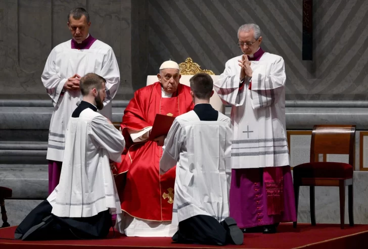 El papa preside en silencio una Pasión de Cristo con evocación de los males modernos