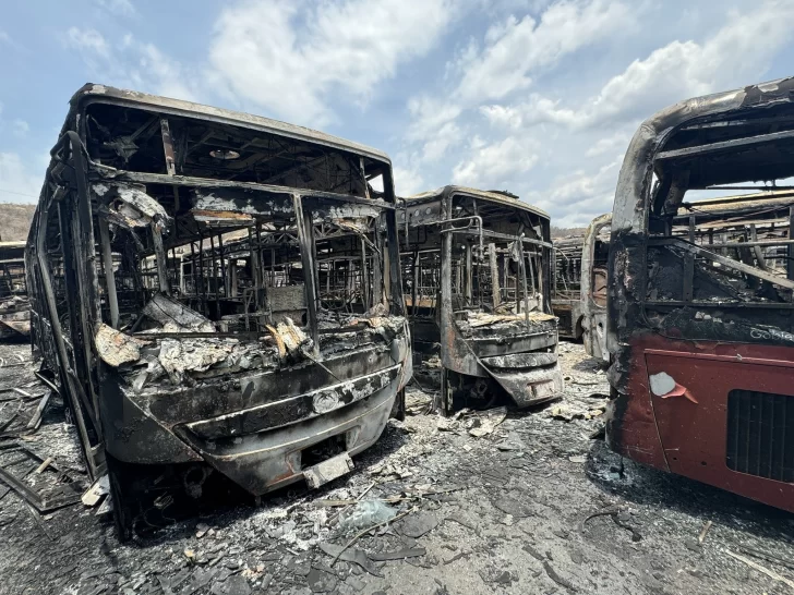 Chavismo investiga como 'sabotaje' quema de 112 autobuses