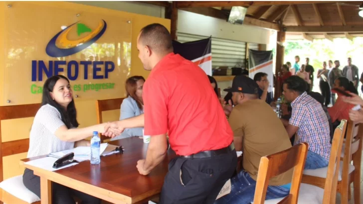INFOTEP y Tecnocarprocs realizan feria de empleos en Villa Tapia