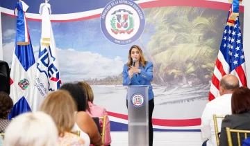 Gloria Reyes destaca en Miami los avances mujer dominicana