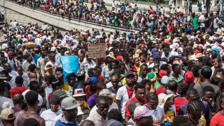 Haití prorroga un mes el estado de emergencia y renueva el toque de queda por la violencia