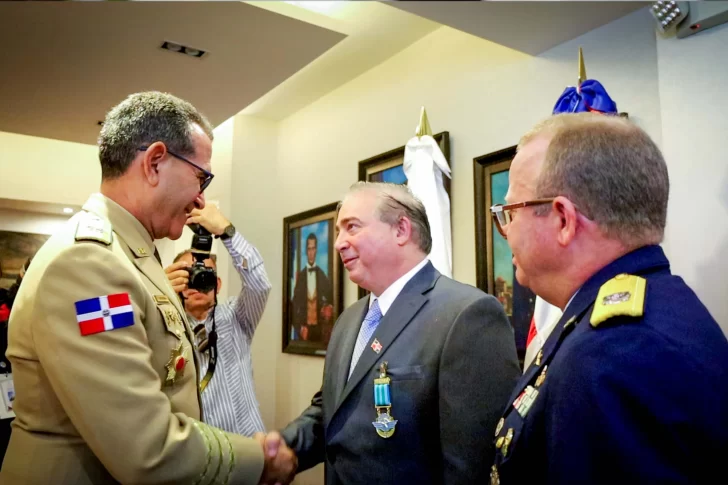 Hector-Porcella-tras-recibir-la-medalla-al-merito-del-ministro-de-defensa-teniente-general-Carlos-Luciano-Diaz-Morfa.-A-su-lado-el-director-del-CESAC-general-de-brigada-Floreal-Suarez-Martinez-728x485