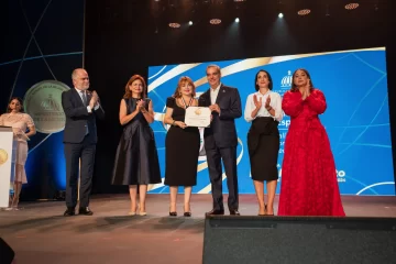 Antonia Antón de Hernández recibe Medalla al Mérito de la Mujer Dominicana