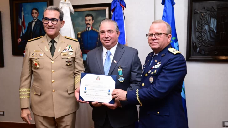 Héctor Porcella recibe medalla al mérito por logros en aviación civil