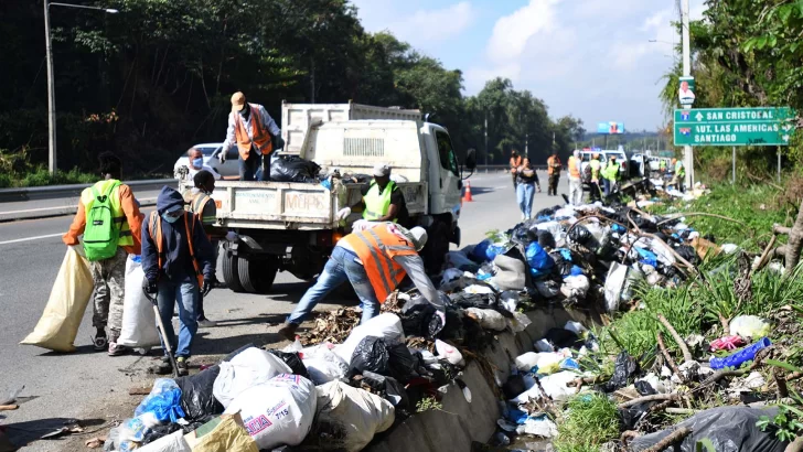 Obras Públicas informa que recoge 240 toneladas de desechos sólidos cada mes en las carreteras