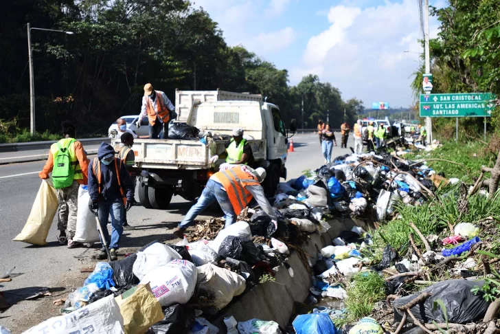 Obras Públicas informa que recoge 240 toneladas de desechos sólidos cada mes en las carreteras