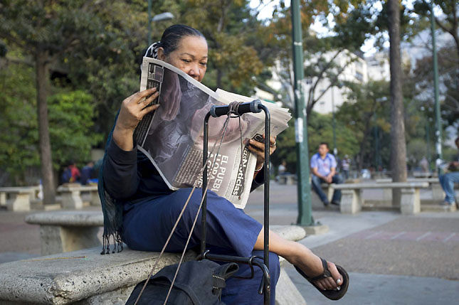 Una mujer sentada en la plaza