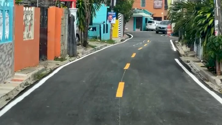 Obras Públicas asfalta calles de Villa Felicia, Villa Linda, Roca de Salvación, El Martillo y  La Paz.