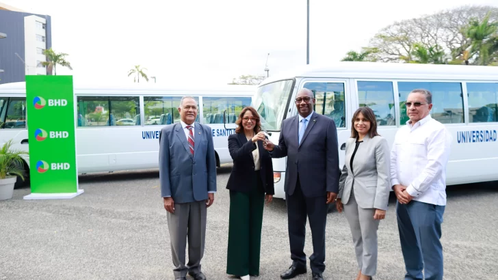 Banco BHD dona dos autobuses a la UASD