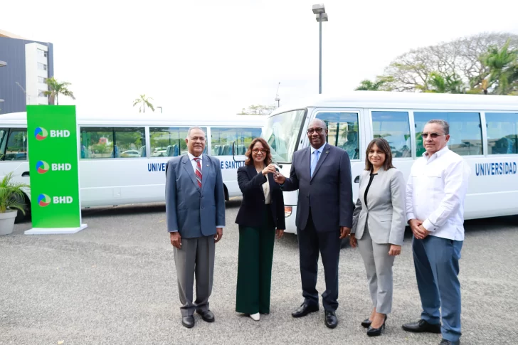 Banco BHD dona dos autobuses a la UASD