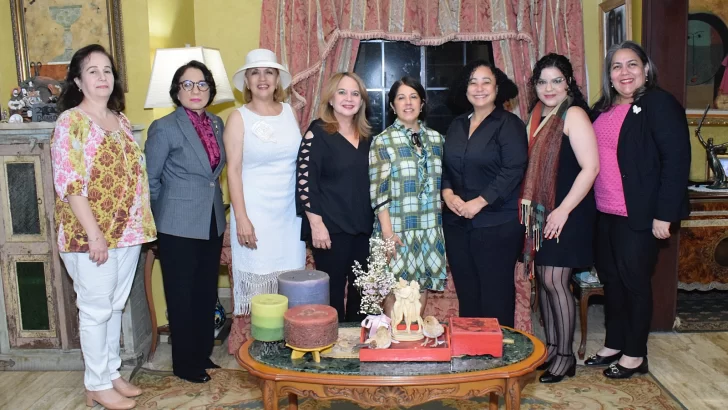 Nancy Salcedo Fernández fue la invitada de honor en la tertulia “Las sufragistas”