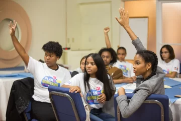 Plan International llama a reconocer activamente derechos de mujeres y niñas