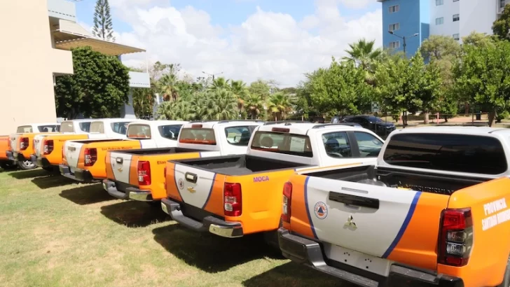 Defensa Civil entrega 8 camionetas a diferentes provincias