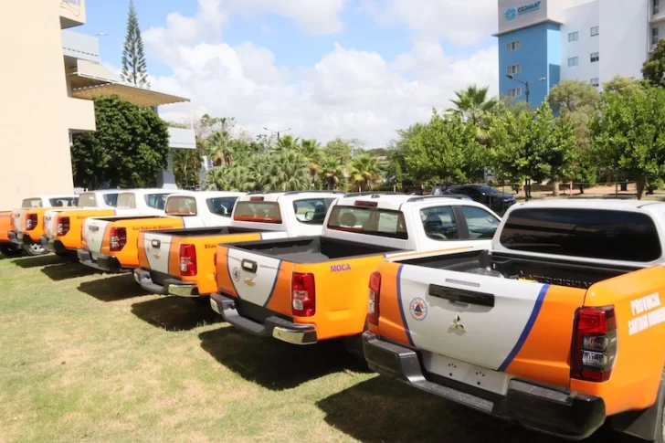 Defensa Civil entrega 8 camionetas a diferentes provincias