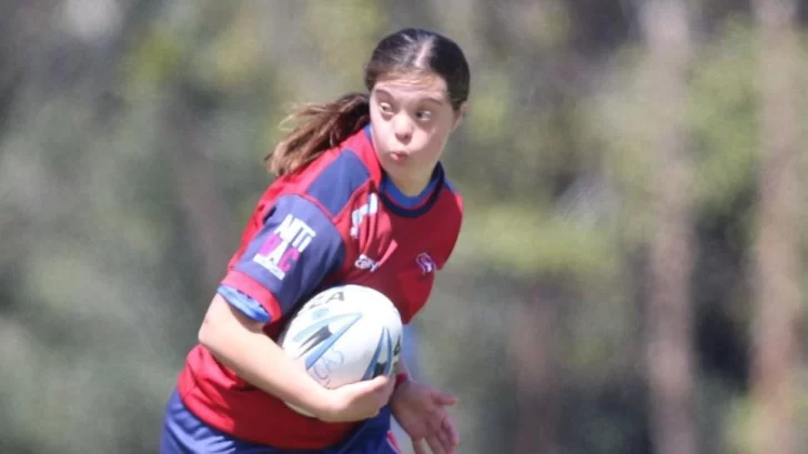 “Soy una luchadora y no me rendiré”: la inspiradora historia de la jugadora de rugby con síndrome de Down que acaba de ser galardonada en Chile por su liderazgo entre personas con discapacidad