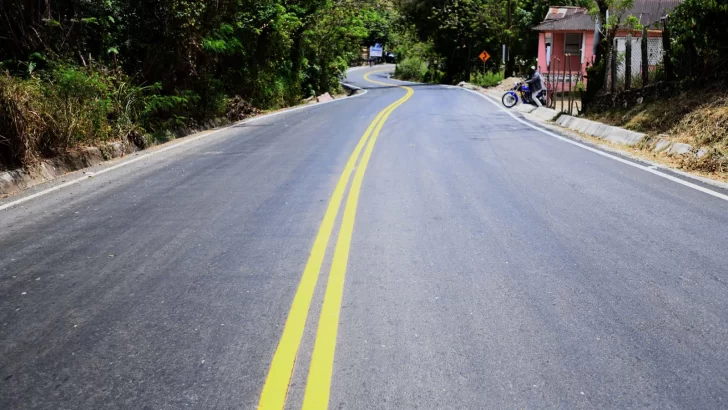 Ejecutivo entrega carreteras con inversión de RD$ 2,600 millones