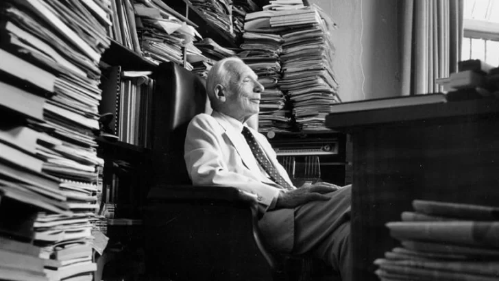 'Oppenheimer': Joseph Rotblat, el único científico que abandonó el Proyecto Manhattan por motivos morales (y ganó el Nobel de la Paz)