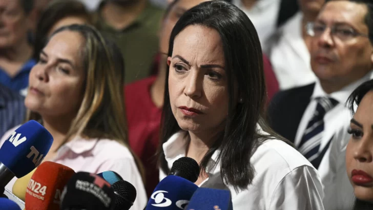 María Corina Machado da su apoyo a Edmundo González como candidato de la oposición a Maduro