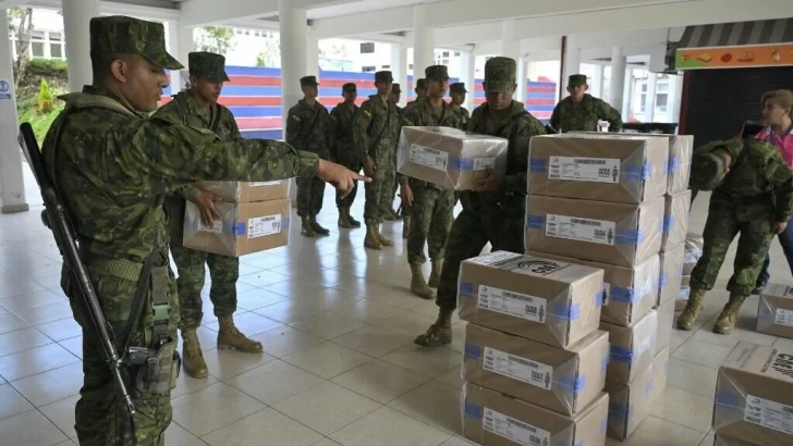 Ecuador vota en referéndum para endurecer su lucha contra el crimen organizado.