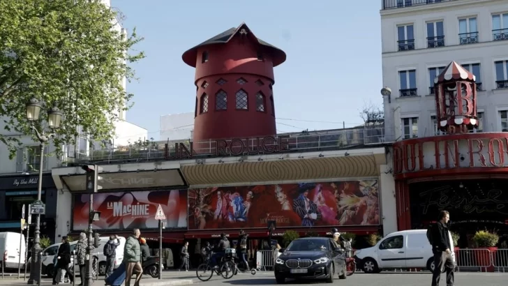 Se derrumbaron las aspas del emblemático cabaret parisino Moulin Rouge