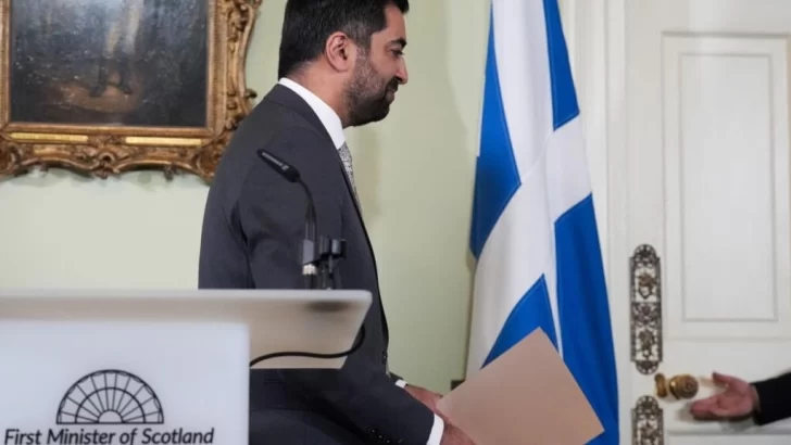 Dimite el primer Ministro escocés antes de dos mociones de censura