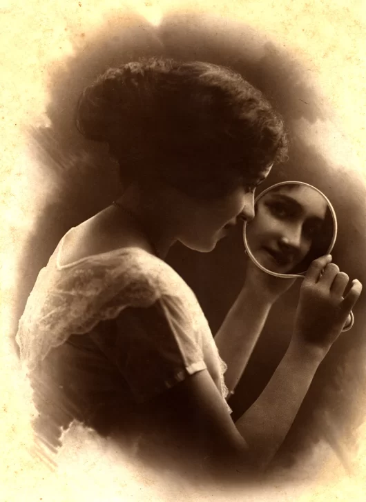 001-Delia-Weber-el-espejo-y-su-rostro-reflejado.-Fotografia-de-Alfredo-Senior.-1923-530x728