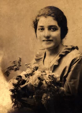 002-Delia-Weber-con-las-manos-llenas-de-flores-como-la-evoca-Rafael-Damiron.-1919.-529x728