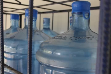 Entidad critica embotelladores de agua incrementen precio