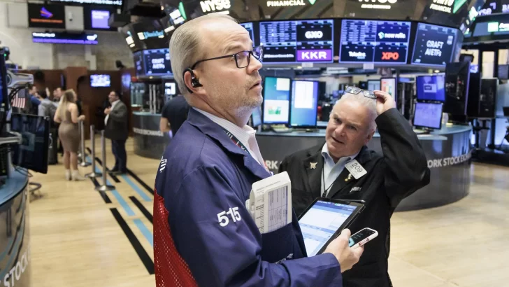 Wall Street termina dispar tras fallo e indicador decepcionante
