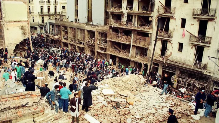 La justicia argentina responsabiliza a Irán y Hezbolá del atentado de 1994 contra la AMIA, que considera un 'crimen de lesa humanidad'