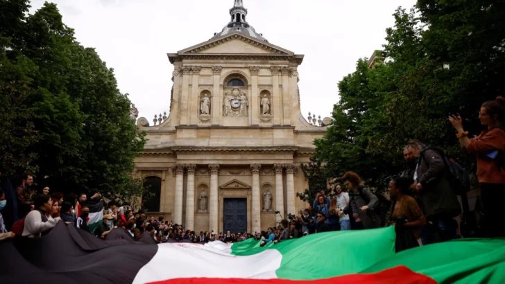 En París policías desalojan activistas pro-palestinos de la Sorbona