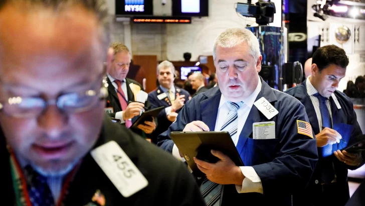 Wall Street cierra en rojo por demora en recorte de los tipos