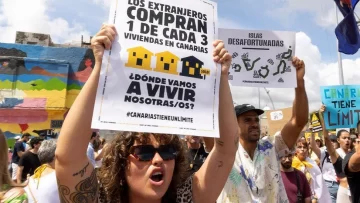 “Canarias tiene un límite”: decenas de miles de personas protestan contra el turismo masivo que dicen abruma a las islas