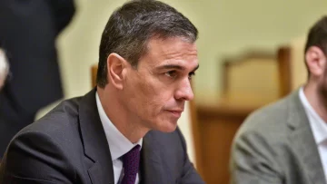 El presidente del gobierno español, Pedro Sánchez, anuncia que no dimitirá tras las acusaciones contra su esposa