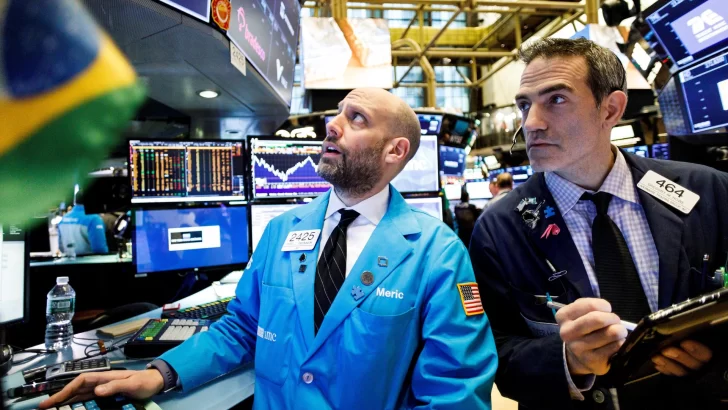 Wall Street cierra mixto con un chip de IA que busca competencia
