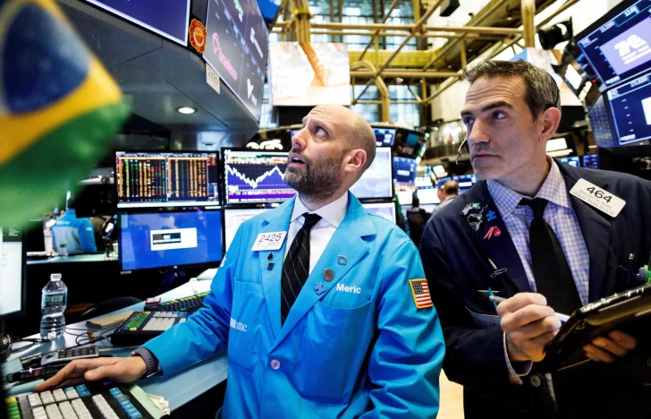 Wall Street cierra mixto con un chip de IA que busca competencia