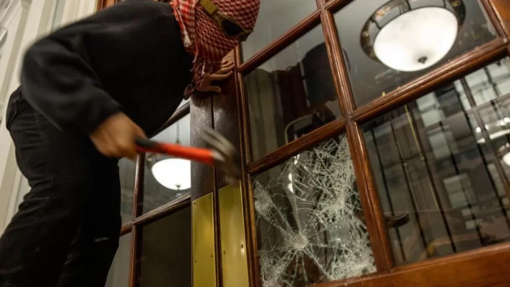 'Es una anarquía absoluta': las impactantes imágenes de la toma estudiantil de un edificio de la Universidad de Columbia